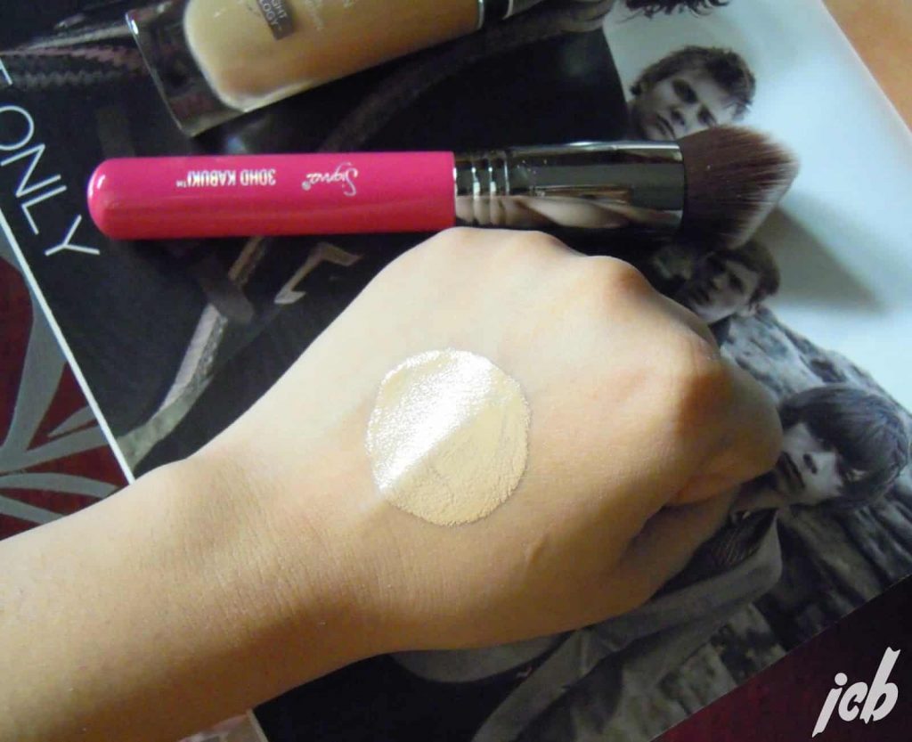 L'Oreal Lumi Magique Foundation Review and Swatches